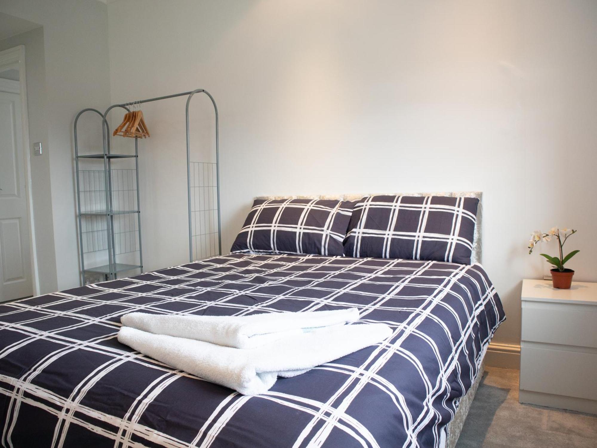 Bright Private Terrace - Free Private Parking - Tv - Wifi - Netflix Lägenhet London Borough of London Borough of Croydon Exteriör bild