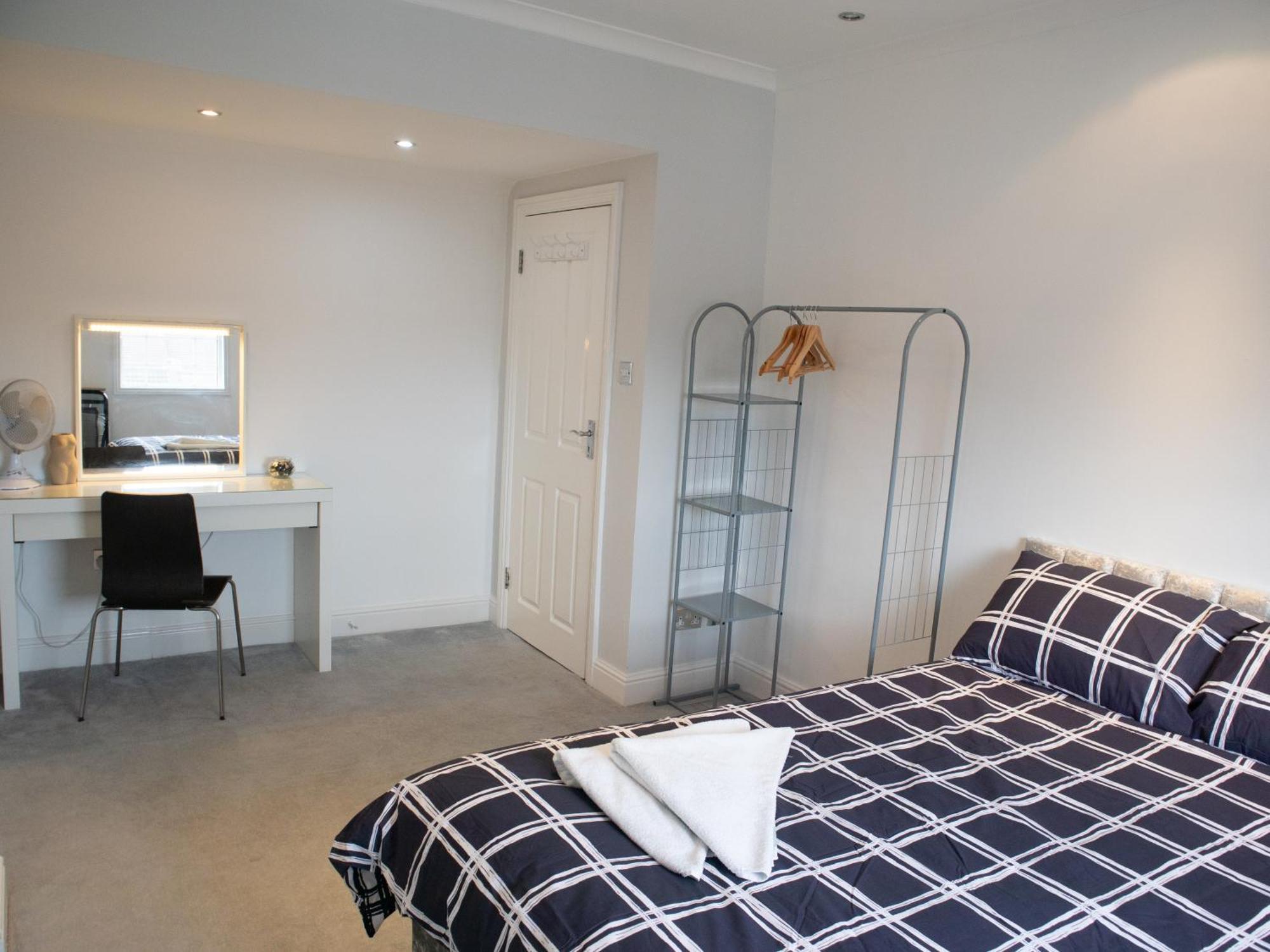 Bright Private Terrace - Free Private Parking - Tv - Wifi - Netflix Lägenhet London Borough of London Borough of Croydon Exteriör bild