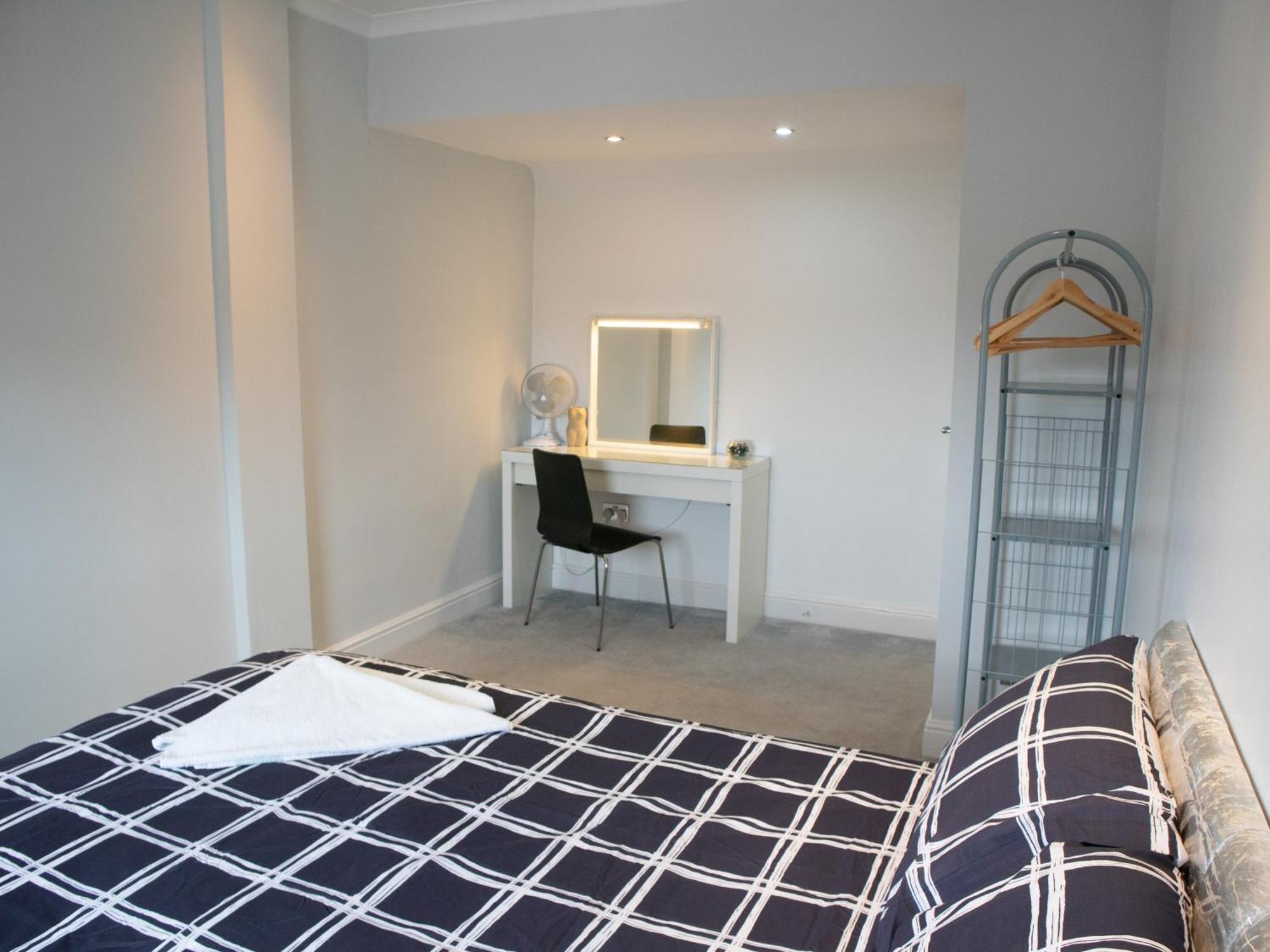 Bright Private Terrace - Free Private Parking - Tv - Wifi - Netflix Lägenhet London Borough of London Borough of Croydon Exteriör bild
